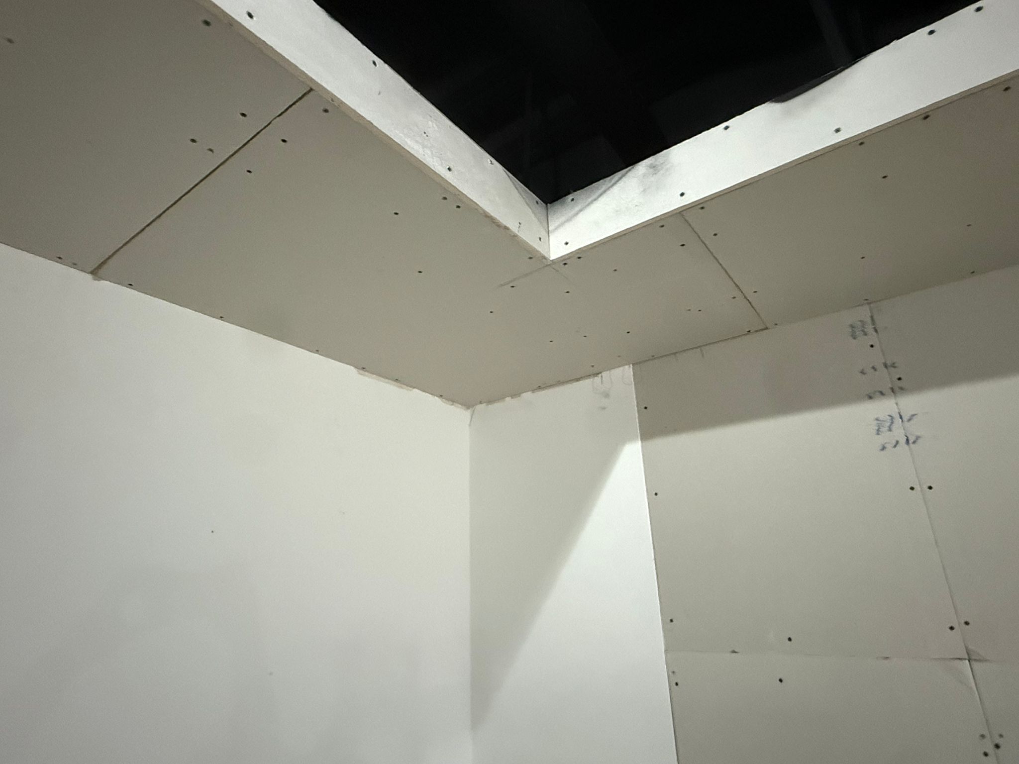 Bespoke oak screen to lift lobby